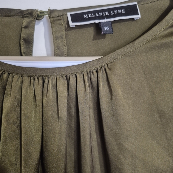 Chic Olive Satan Blouse with Pleated Design By Melanie Lyne Size 16 - Picture 3 of 6